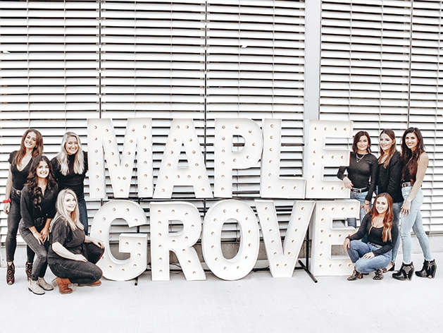 Women by Maple Grove signt